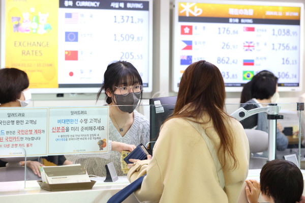 16일 KB국민은행 인천국제공항지점에서 직원이 고객을 응대하고 있다. (사진=KB국민은행)