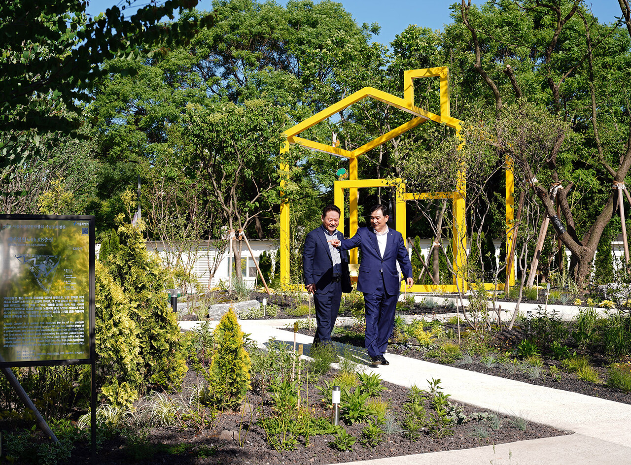 16일 서울국제정원박람회가 진행되는 서울 광진구 뚝섬한강공원에서 김성현 KB증권 대표(오른쪽)와 임경식 커뮤니케이션본부장이 '깨비정원 with KB증권'을 둘러보고 있다. (사진=KB증권)