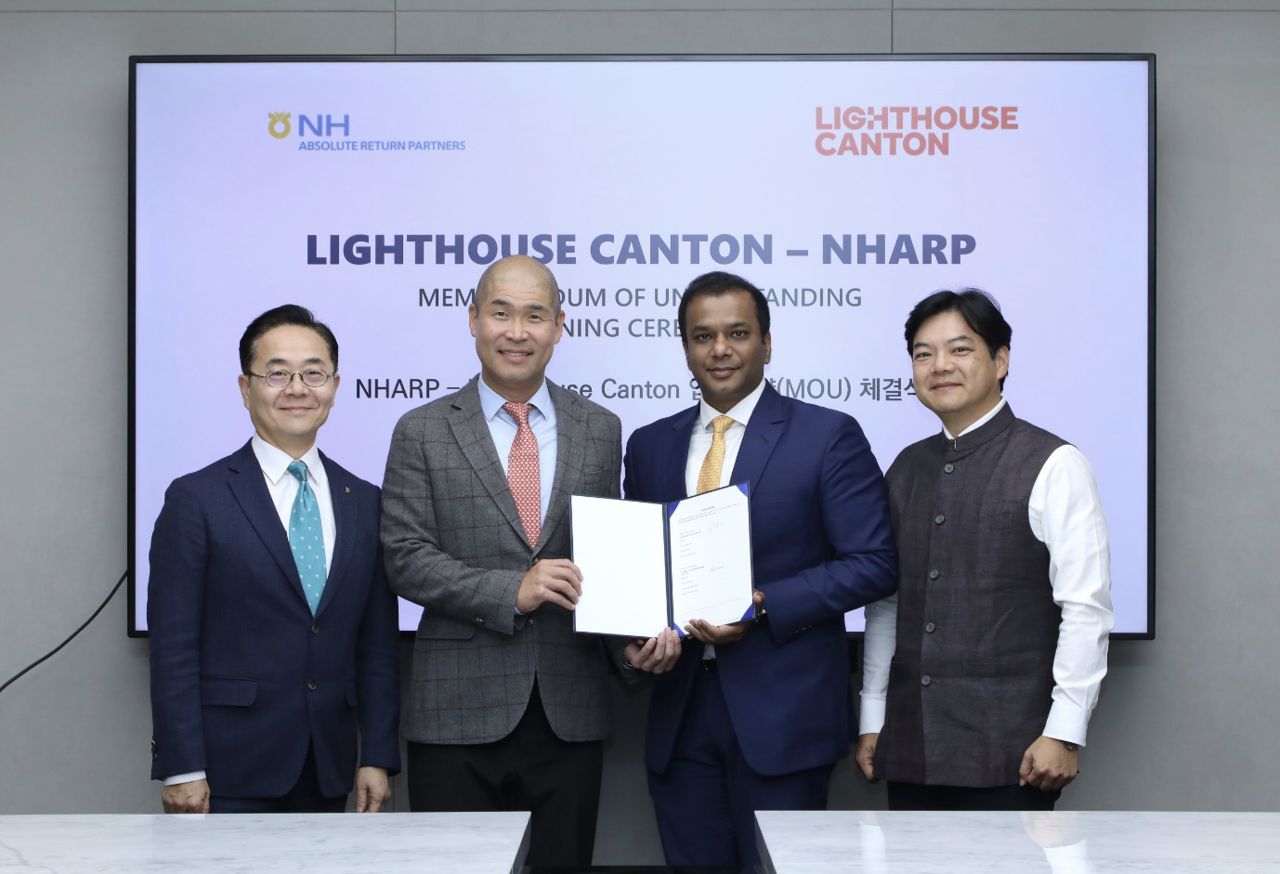 지난 1월 NH투자증권과 인도 자산운용사 ‘라이트하우스 칸톤(Lighthouse Canton)’이 공동투자 업무협약(MOU)을 맺고 기념촬영을 하고 있다. (사진=NH투자증권)