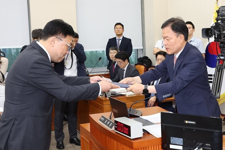 22일 국회 금융위원장 후보자 인사청문회에 참석한 윤한홍 정무위원장(오른쪽)과 김병환 금융위원장 후보자(왼쪽)(사진=윤한홍 국민의힘 의원 블로그 발췌).