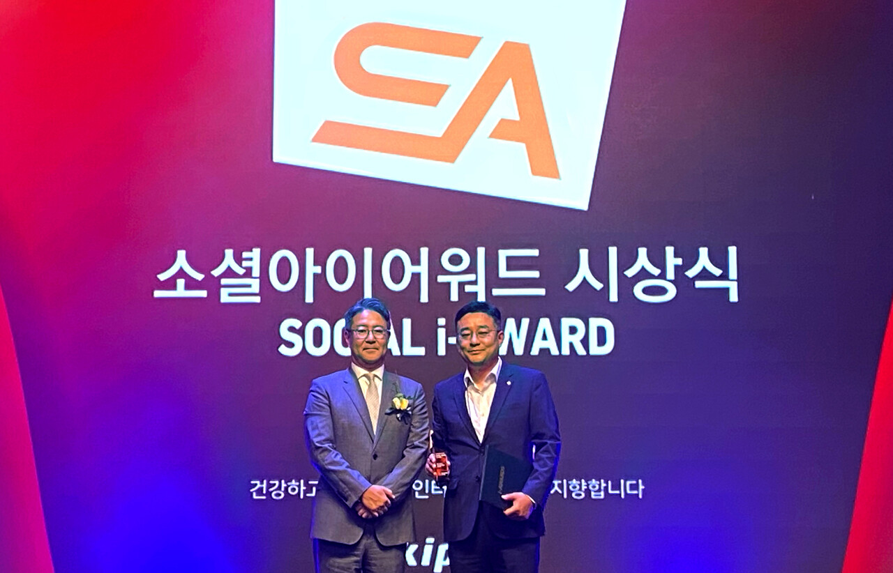 신충섭 한화투자증권 경영지원실 상무(오른쪽)와 민승재 한국인터넷전문가협회 협회장이 수상 기념촬영을 하고 있다.