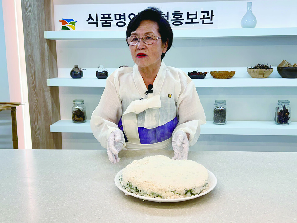전통떡 분야에서 처음 식품명인으로 지정된 김왕자 명인이 완성된 상추떡 앞에서 떡의 역사를 설명하고 있다. 상추는 여름이 제철이어서 집에서도 손쉽게 빚어 먹을 수 있는 떡이다.