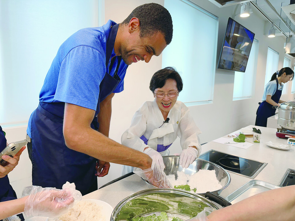 ‘노티떡’와 ‘신과병’ 부분에서 식품명인으로 지정된 김왕자 명인은 이달초 식품명인체험홍보관에서 상추떡 체험행사를 가졌다. 사진은 이 행사에 참여한 프랑스인과 함께 떡을 빚고 있는 김왕자 명인의 모습이다.