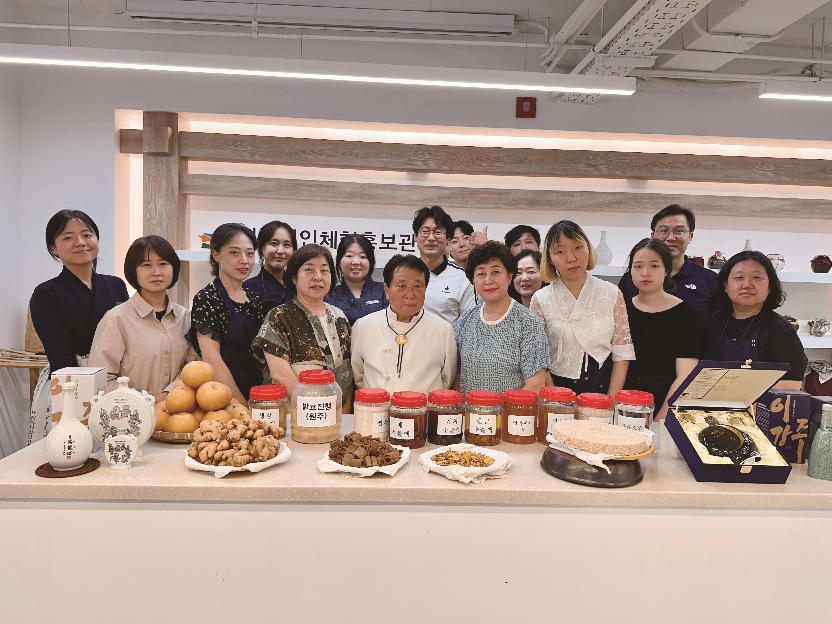 지난달 중순 서울 북촌에 있는 식품명인체험홍보관에서 이강주 체험 행사가 열렸다. 사진은 체험을 마치고 조정형 명인(중앙)과 함께 찍은 기념사진이다.