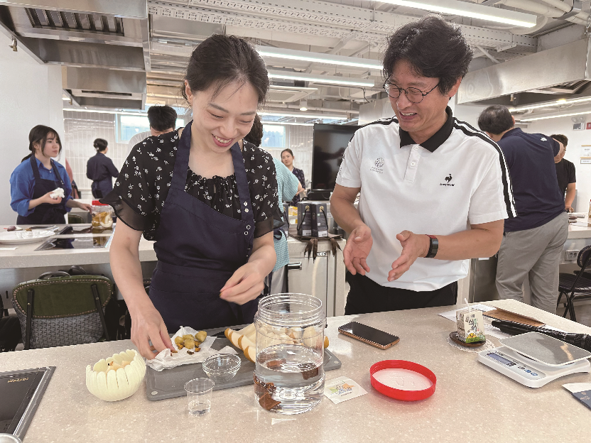 이강주는 증류소주에 배와 생강, 울금, 계피를 넣어 침출해서 만드는 술이다. 사진은 이강주 이철수(사진 오른쪽) 대표가 이강주 체험을 안내하고 있는 모습이다.