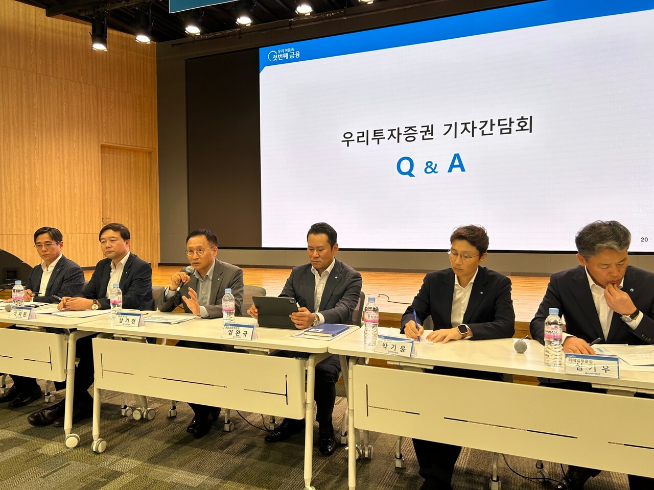 5일 서울 여의도 TP타워에서 개최된 우리투자증권 출범 기자간담회에서 남기천 대표(왼쪽에서 세 번째)가 발언하고 있다. (사진=박이삭 기자)