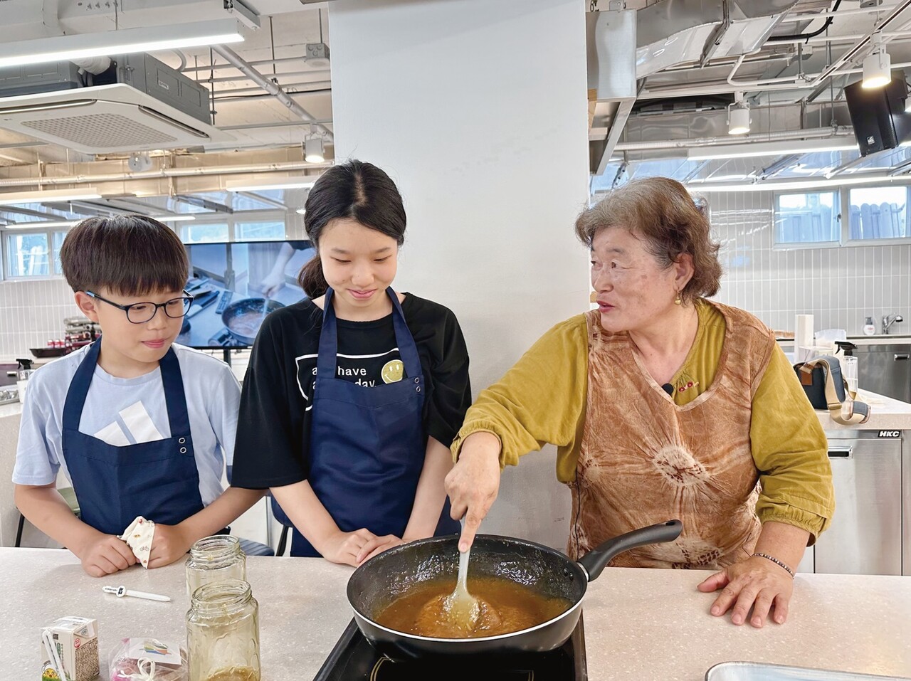 김명자 명인이 체험에 참여한 청소년들에게 옥수수잼 만들기를 설명하고 있다.
