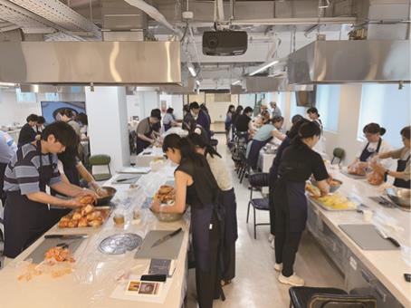 서울 북촌에 자리한 식품명인체험홍보관에서 체험객들이 유정임 명인의 포기김치를 담그는 모습