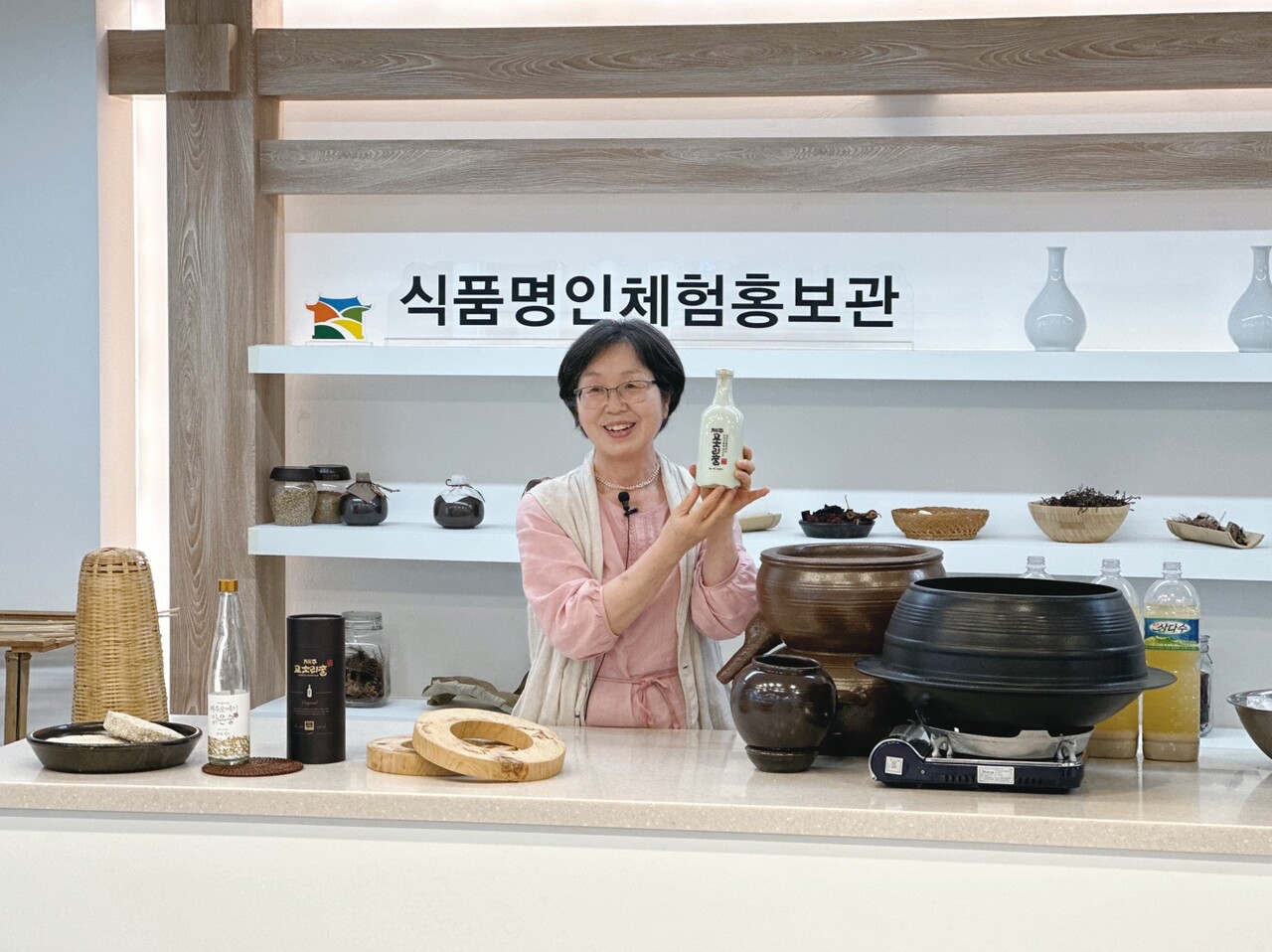 제주도의 무형유산 중 하나인 ‘고소리술’ 장인인 김희숙 명인은 지난 9월말 식품명인체험홍보관에서 고소리술 체험프로그램을 진행했다. 사진은 고소리 술을 설명하고 있는 김희숙 명인의 모습이다.