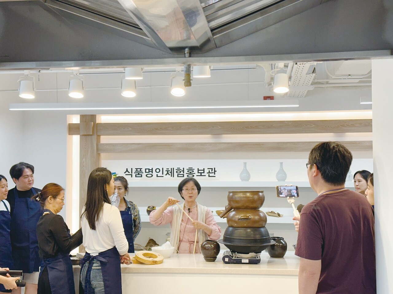 김희숙 고소리술 명인이 고소리술의 증류과정을 직접 체험객 앞에서 시연하기 위해 증류과정을 설명하고 있는 모습이다.