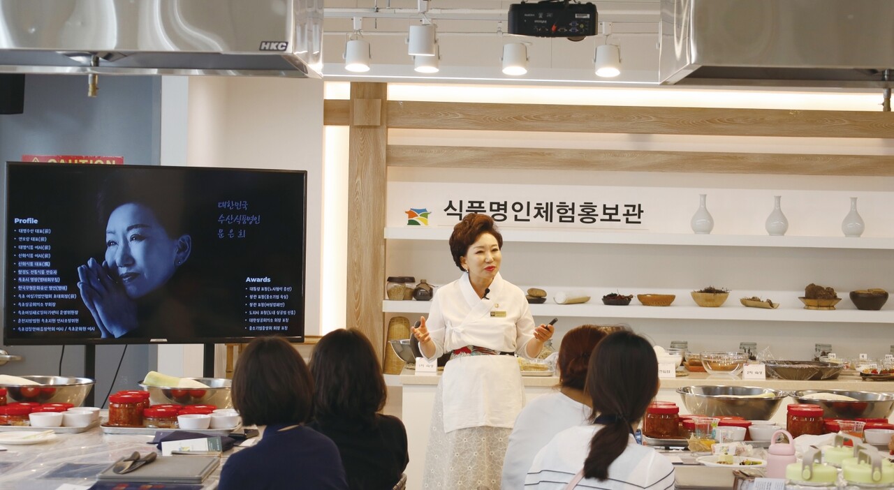 지난해 해양수산부에서 수산식품명인으로 지정된 문은희 신화식품(사진 중앙) 대표가 지난 2일 서울 북촌 식품명인체험홍보관에서 전통 ‘창난젓’ 만들기 체험행사를 가졌다. 명태와 창난의 역사 및 인문학적 내용을 설명한 문 명인은 숙성과정 시범을 보인 후 시민들의 체험을 도왔다. (사진=신화식품)