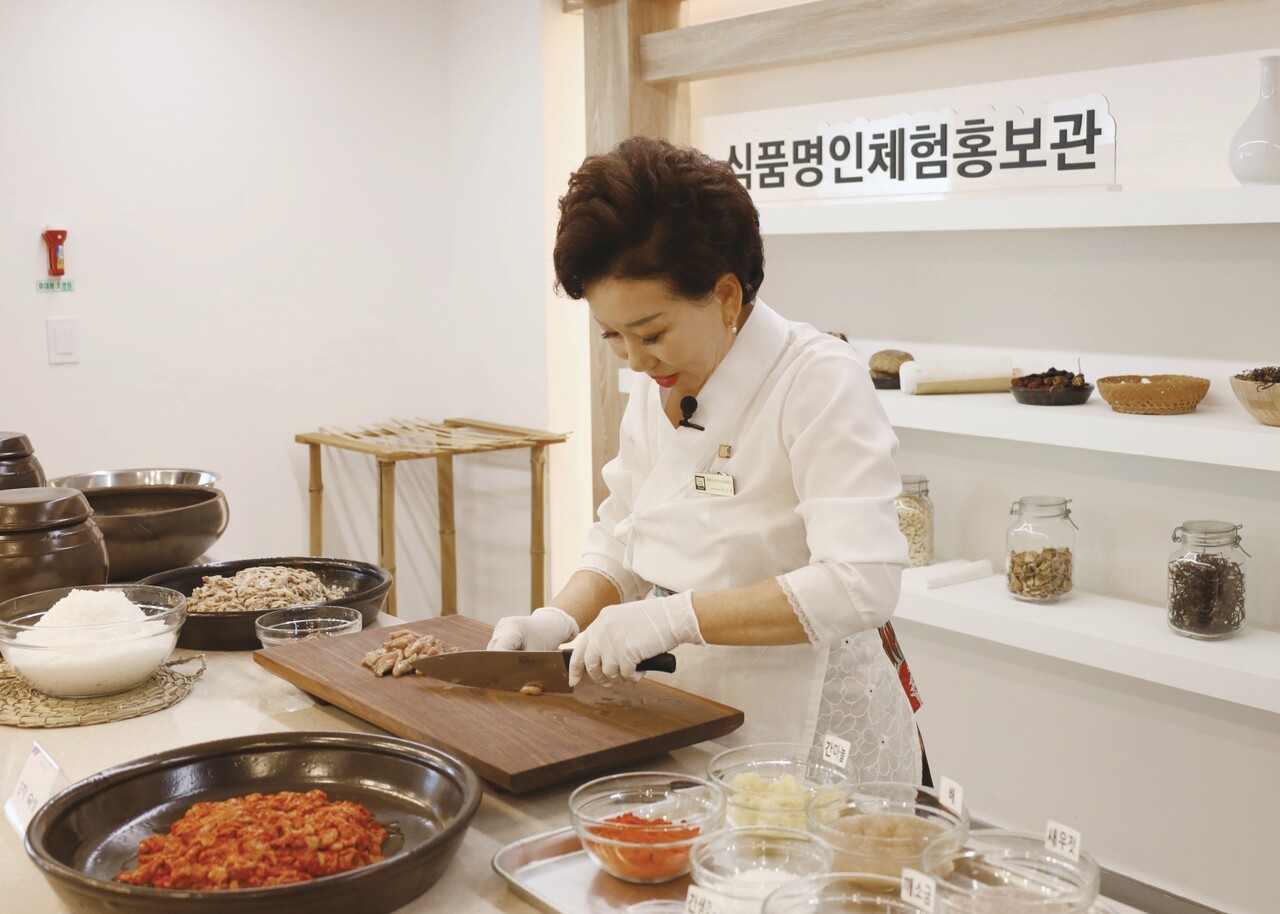 문은희 명인은 창난젓 만들기에서 가장 중요한 것은 세척이라고 강조했다. 사진은 창난을 적당한 크기로 손질하는 모습이다. 이렇게 손질된 창난은 손질과 탈수과정을 거쳐 문 명인 특유의 ‘산염법’으로 염장된 후 2차례의 숙성과정을 거치게 된다. 전통 방식의 창난젓은 20일 이상이 소요된다. (사진=신화식품)