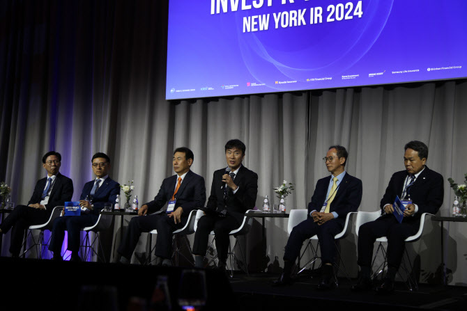 지난 5월 뉴욕 투자설명회(IR)에 참석한 이복현 금융감독원장(왼쪽에서 네 번째)(사진=금감원).