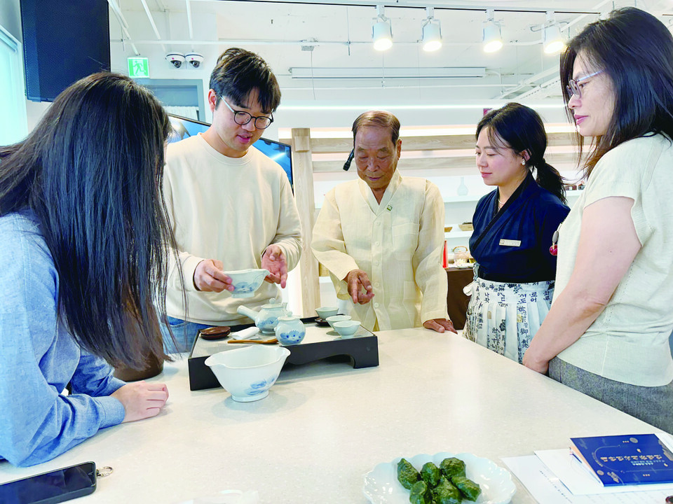 경남 하동에서 명인다원을 운영하고 있는 박수근 명인이 체험객에게 녹차 내리는 법을 설명하고 있다. (사진=김승호 편집위원)