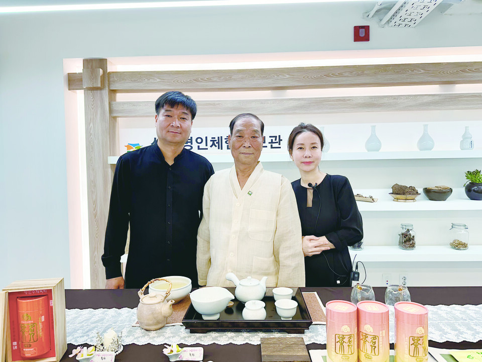 지난 5일 서울 북촌 식품명인체험홍보관에서 수제녹차 명인으로 지정된 박수근 식품명인의 체험행사가 있었다. 사진은 박 명인(중앙)과 전수자인 아들 부부다. (사진=김승호 편집위원)