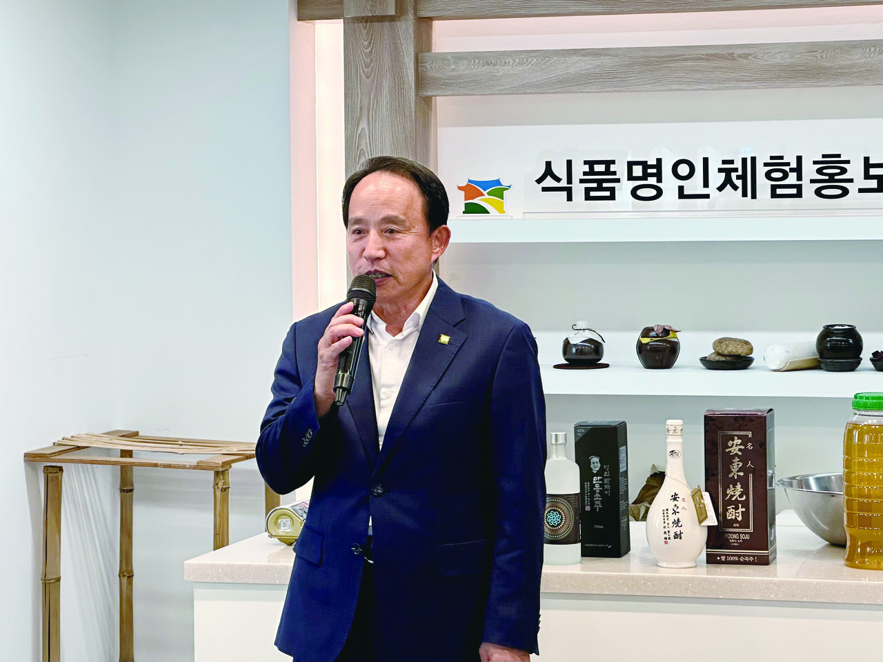 ▲ 박재서명인안동소주 박찬관 대표가 식품명인체험홍보관을 찾은 체험객에게 ‘명인안동소주’를 설명하고 있다.