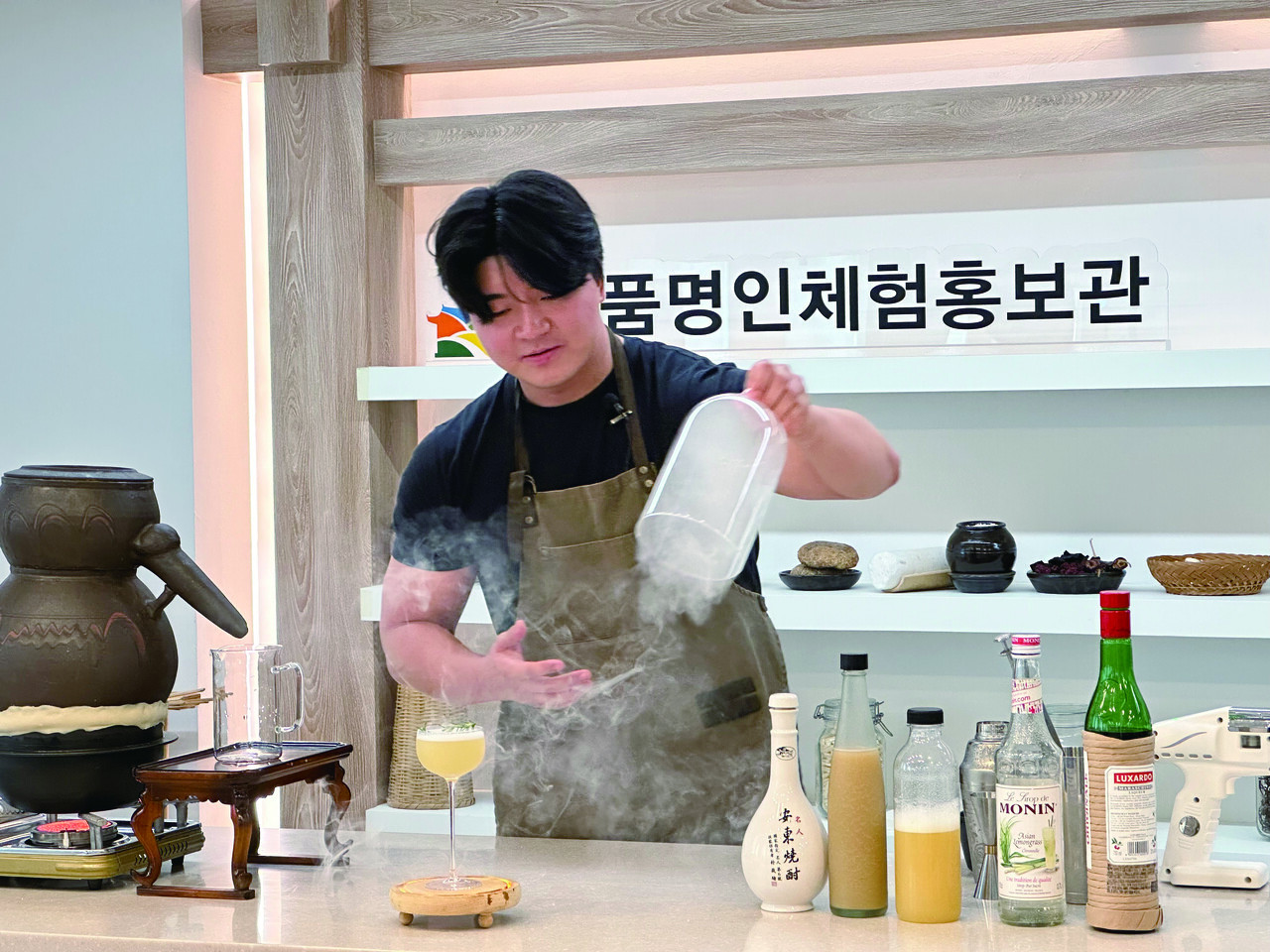 ▲ 명인안동소주를 이용한 칵테일을 시연하고 있는 ‘잔잔’의 이창호 매니저