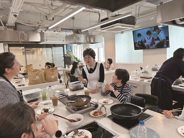 식품명인체험홍보관에서 진행된 가리구이 체험행사에서 김외순 명인이 불고기 제조법을 체험객에게 설명하는 모습.