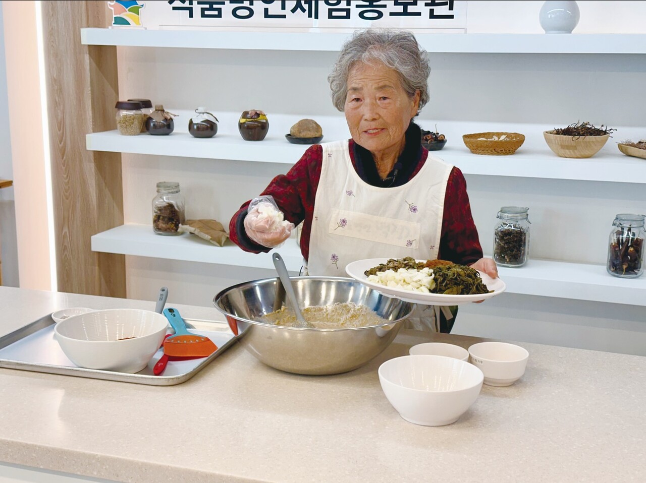 백정자 식품명인이 해주최씨 종가에서 내려오는 즙장 만들기를 시연하고 있다. 즙장은 바쁜 농사철에 식사를 빨리하기 위해 미리 만들어둔 비빔장이다.