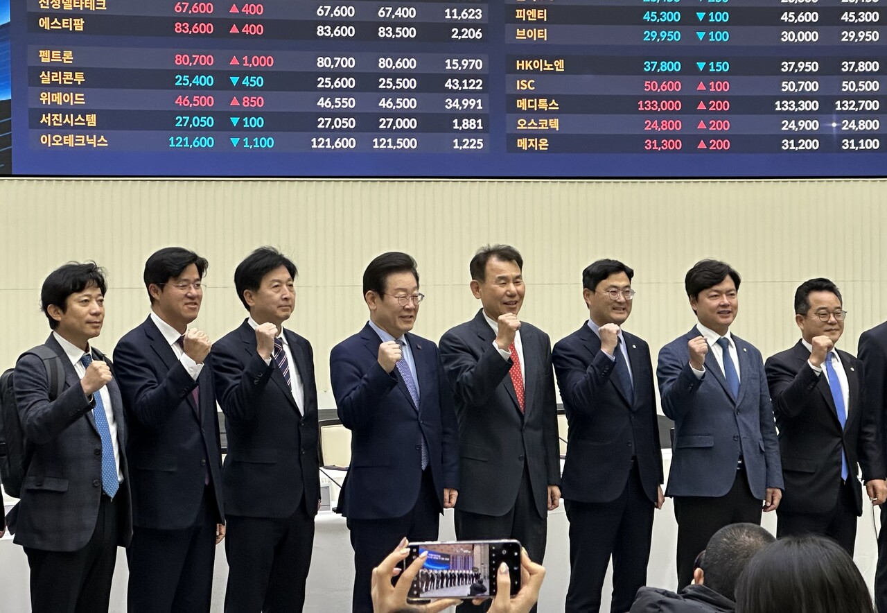 이재명 더불어민주당 대표(왼쪽 네번째)와 오기형 '대한민국 주식시장 활성화 TF' 단장(왼쪽 세번째) 등이 이날 오전 한국거래소 현장 간담회에서 기념사진을 찍고 있다 (사진=이현우 기자)