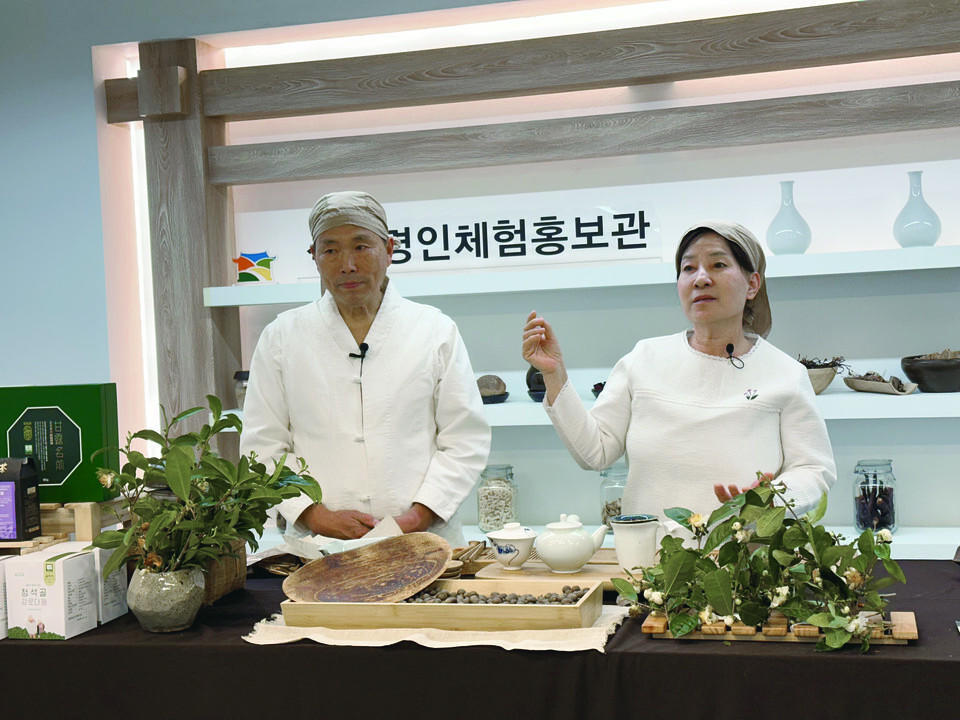 경남 하동에서 감로다원을 운영하는 황인수 작설차 식품명인과 임이수영 전수자가 식품명인체험홍보관에서 작설차에 관해 설명하고 있다. (사진=김승호 편집위원)
