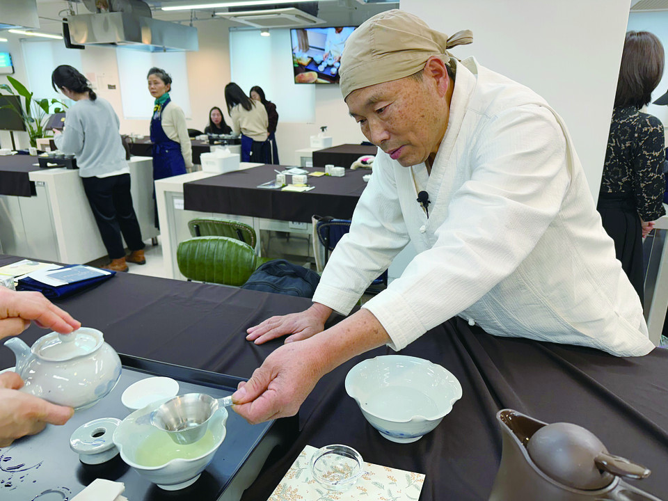 황인수 명인의 녹차밭은 해발 700m 고지에서 유기농으로 키우고 있다. 사진은 명인이 직접 작설차 내리는 방법을 체험객에게 설명하고 있는 모습. (사진=김승호 편집위원)