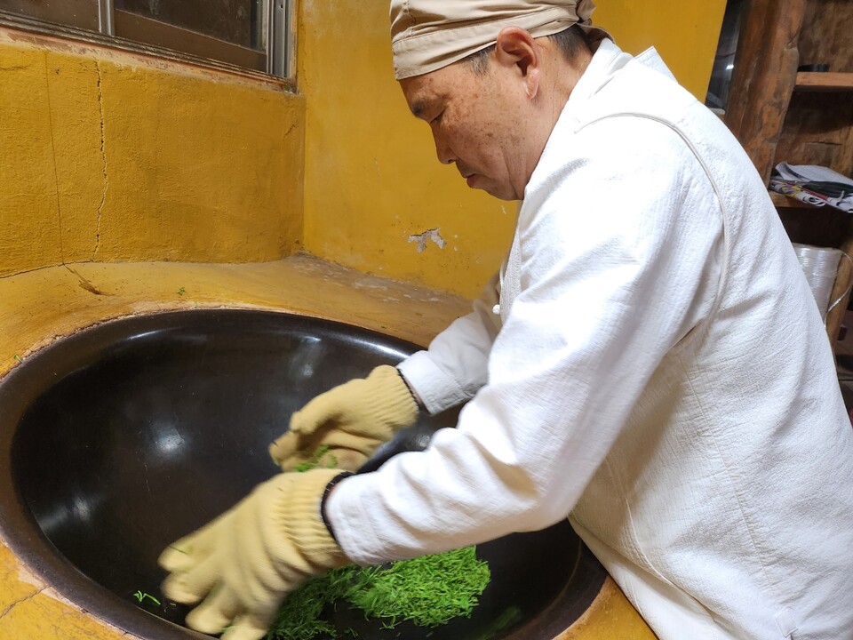 황인수 식품명인이 차잎을 덖는 모습. (사진=감로다원)