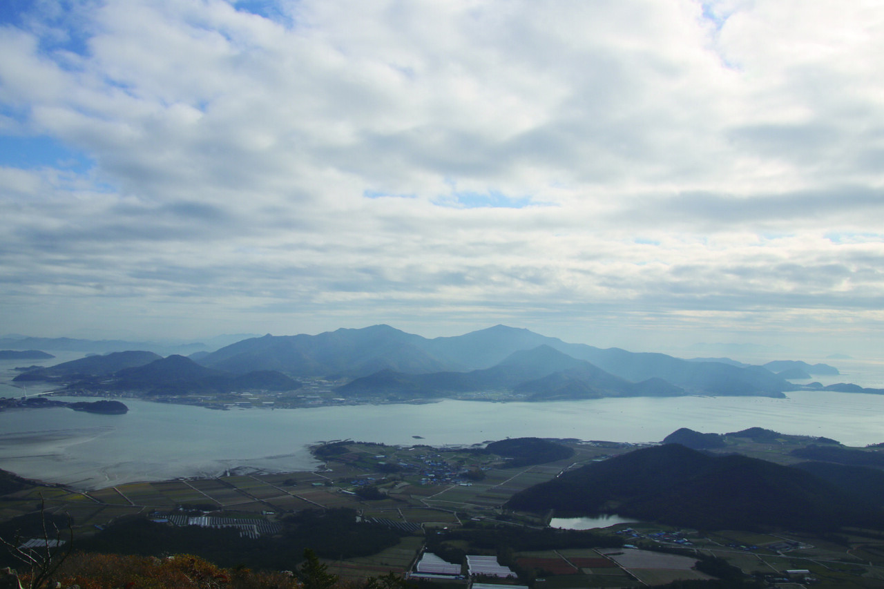 달마산에 올라 동쪽을 바라보면 해남과 다리로 연결된 완도를 바라볼 수 있다. (사진=김승호 편집위원)