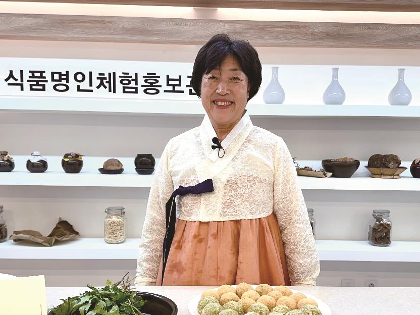 당귀잎을 넣은 승검초단자로 식품명인으로 지정된 이연순 명인이 식품명인체험홍보관에서 포즈를 취하고 있다. (사진=김승호 편집위원)