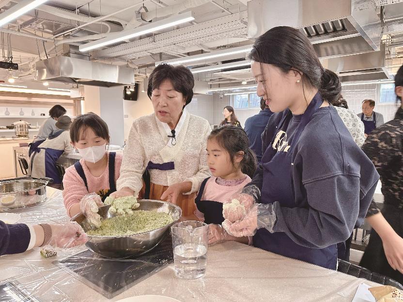 지난 11월30일 승검초단자 체험행사에서 이연순 명인이 직접 체험객과 함께 승검초단자를 만들고 있다. (사진=김승호 편집위원)