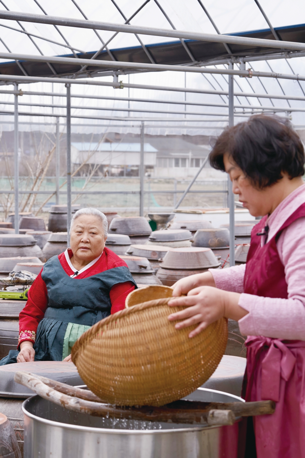 천리를 가도 변하지 않는다는 ‘천리장’ 식품명인 윤왕순(왼쪽) 대둔산산내골식품 대표와 김지나 전수자가 장을 담기 위해 소금을 내리고 있다. (사진=대둔산산내골식품)