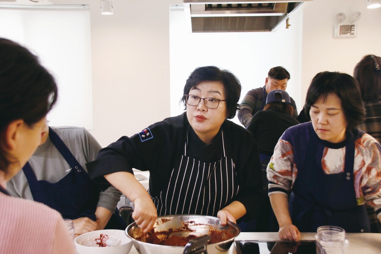 김지나 천리장 전수자가 지난 11일 식품명인체험홍보관에서 딸기고추장 만들기를 시연하고 있다.