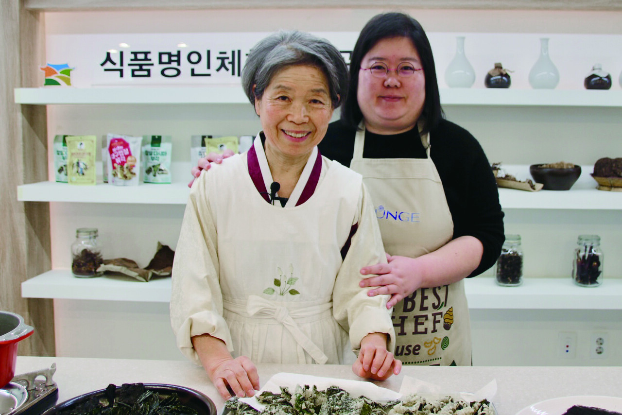 오희숙(사진 왼쪽) 명인은 지난 2004년 농림식품부의 식품명인으로 지정되었고, 지난해 연말에는 딸인 윤효미 씨가 해양수산부의 수산식품명인으로 지정되었다. 모녀가 명인이 된 첫 사례다.