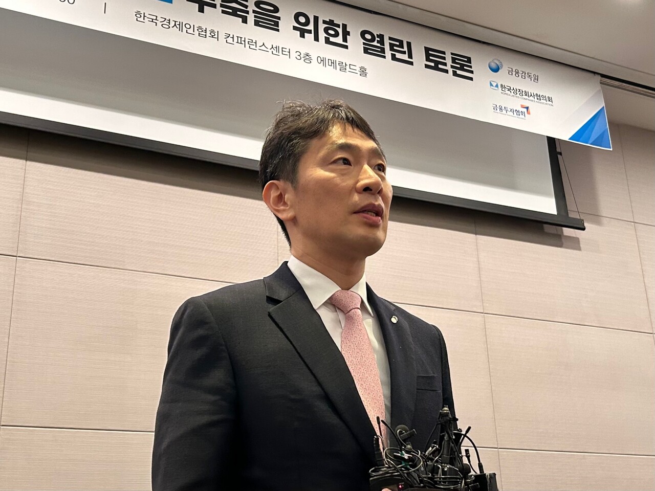 이복현 금융감독원장이 13일 서울 여의도 한국경제인협회 에메랄드홀에서 개최된 ‘기업·주주 상생의 거버넌스 구축을 위한 열린 토론’ 후 기자들과 만나 발언하는 모습. (사진=박이삭 기자)