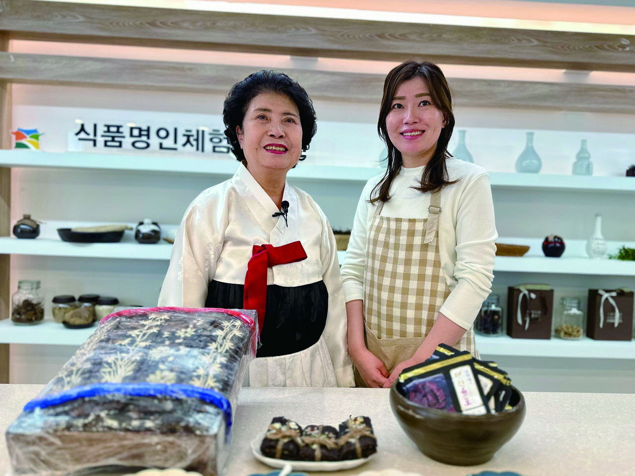육포 부문 유일의 식품명인인 임화자 명인이 전수자인 노진아 씨와 함께 육포 만들기 체험을 진행하고 포즈를 취하고 있다. 