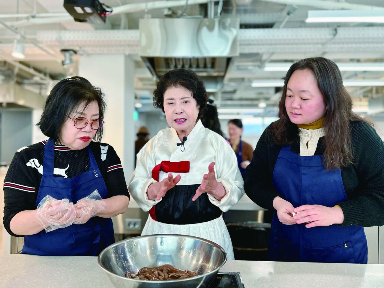 임화자 식품명인(제72호)이 체험 시민들에게 육포 만는 법을 설명하고 있다. 