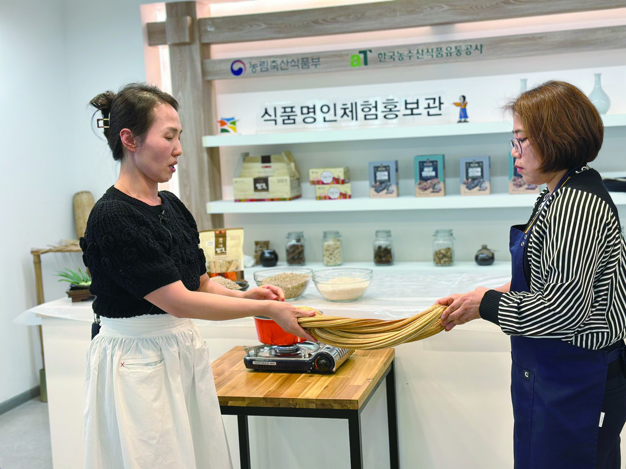 창평쌀엿 유영군 명인의 전수자인 유수진 씨가 지난 달 11일 창평쌀엿 체험행사를 갖고 체험객 앞에서 흰엿을 만드는 과정을 시연하고 있다.