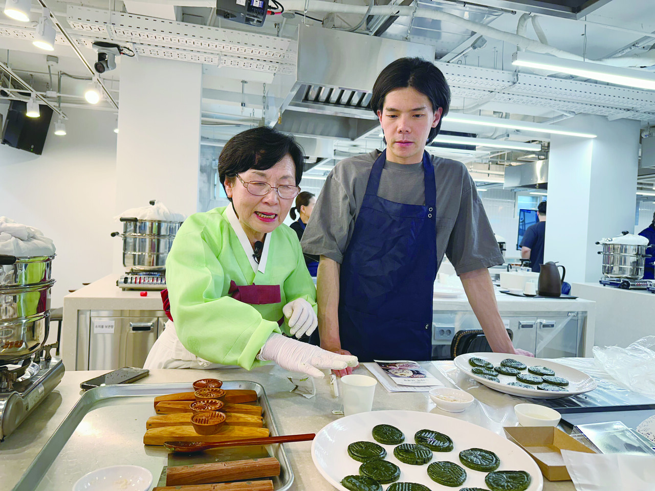 김왕자 명인이 체험객에게 차륜병 만드는 과정을 설명하고 있다.