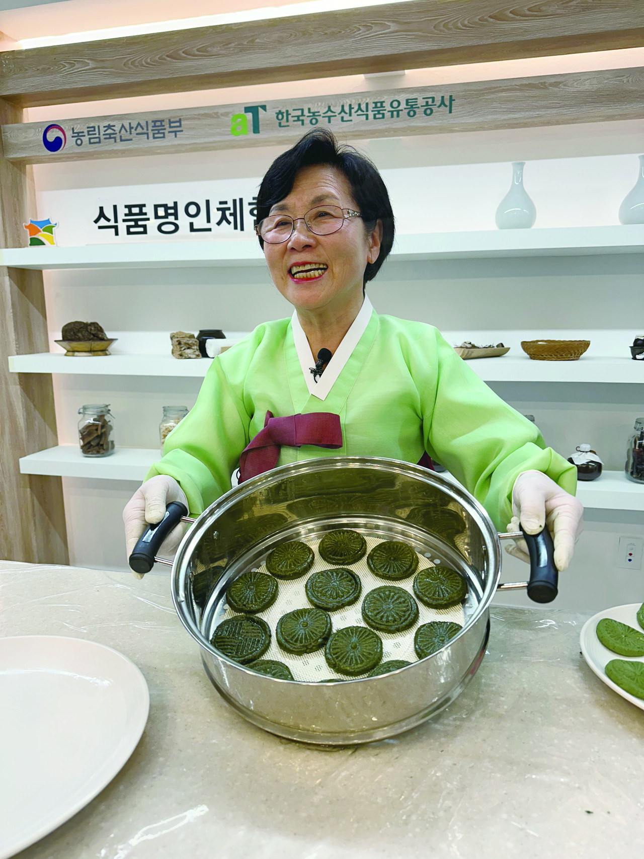 김왕자 식품명인이 지난달 12일 식품명인체험홍보관에서 ‘차륜병’ 체험행사를 가졌다. 사진은 김왕자 명인이 만든 차륜병을 체험객에게 보여주며 설명하는 모습이다.