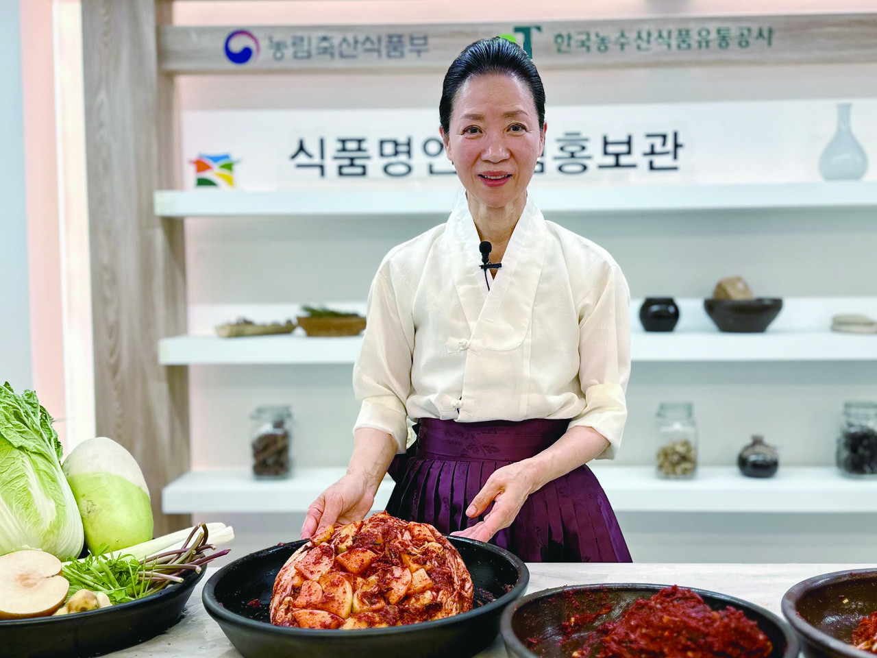 ▲ 일본 도쿄의 미슐랭가이드 투스타 ‘윤가‘의 오너 셰프이자 ’숭침채‘ 김치를 담는 윤미월 식품명인이 직접 시연한 숭침채 앞에서 포즈를 취하고 있다.