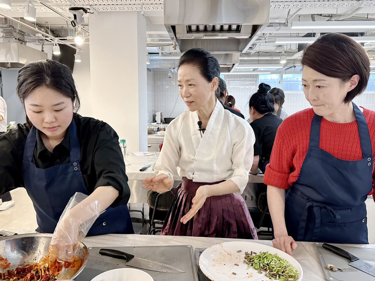 ▲ 윤미월 명인이 식품명인체험홍보관에서 진행된 체험행사에서 배추통김치의 원형인 숭침채 제조법을 설명하고 있다.