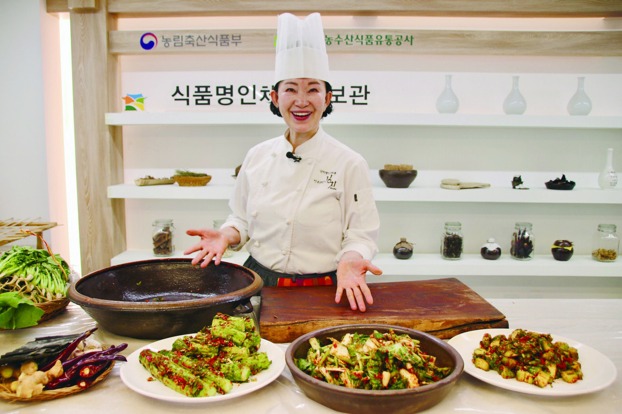 ▲ 대한민국김치협회장을 역임한 이하연 식품명인이 여름김치 체험 행사에서 시연한 김치와 함께 포즈를 취하고 있다.