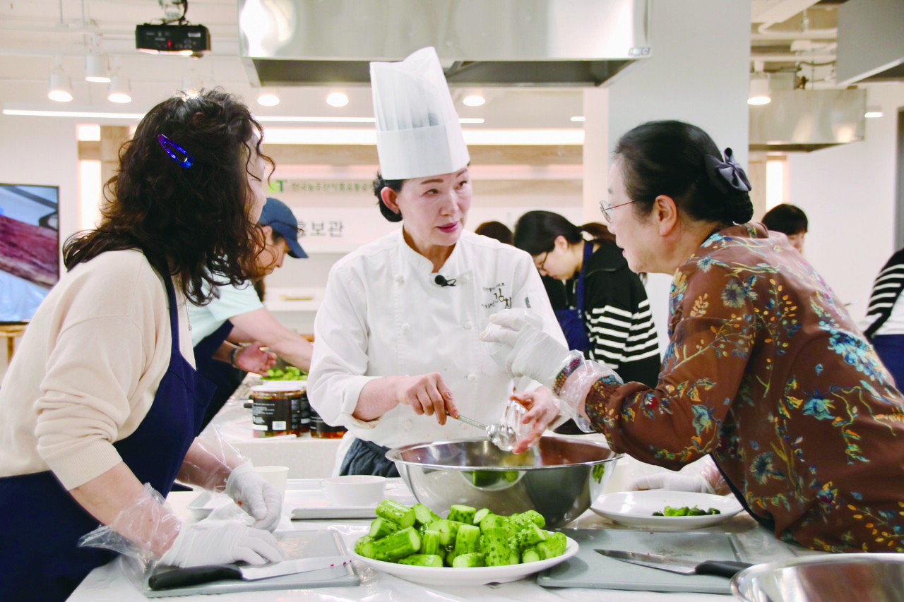 ▲ 이하연 식품명인의 명인지정 품목은 ‘해물섞박지’다. 동과가 나오는 11월에 직접 시연키로 하고 이날 행사에선 열무김치와 오이소박이를 시연했다.