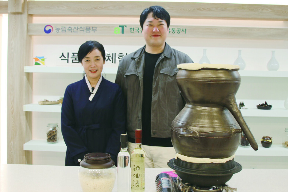 청주신선주는 1994년 충북 무형유산으로 등재됐으며, 2020년에는 농림부 식품명인으로 지정됐다. 사진은 박준미 명인과 이경민 전수자가 체험 행사를 마치고 포즈를 취하는 모습이다. (사진=김승호 편집위원)