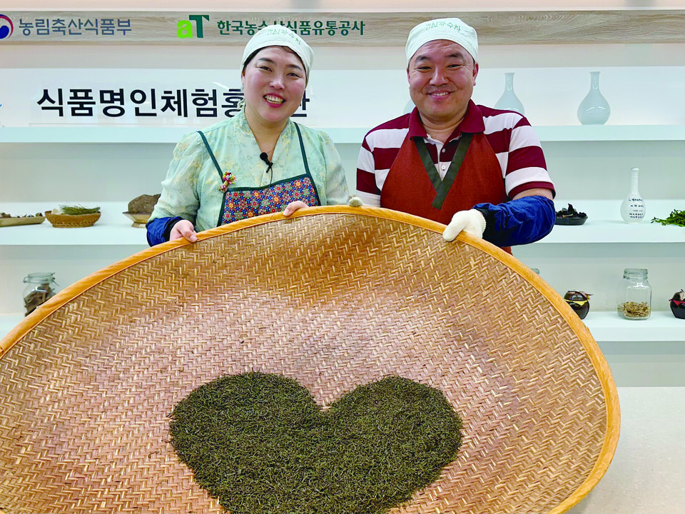 신광수 식품명인의 야생작설차 만드는 방법을 시연한 후 신선미, 신희찬 전수자가 완성된 녹차를 앞에 두고 포즈를 취하고 있다. (사진=김승호 편집위원)