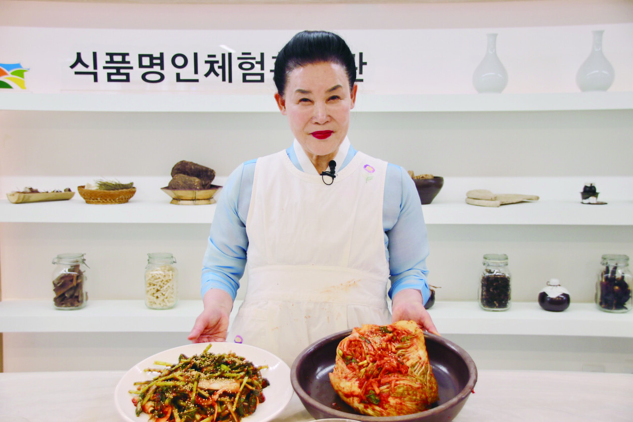 김치 전도사 유정임 식품명인이 자신의 지정 품목인 포기김치(사진 오른쪽)와 열무김치 시연을 마치고 포즈를 취하고 있다.