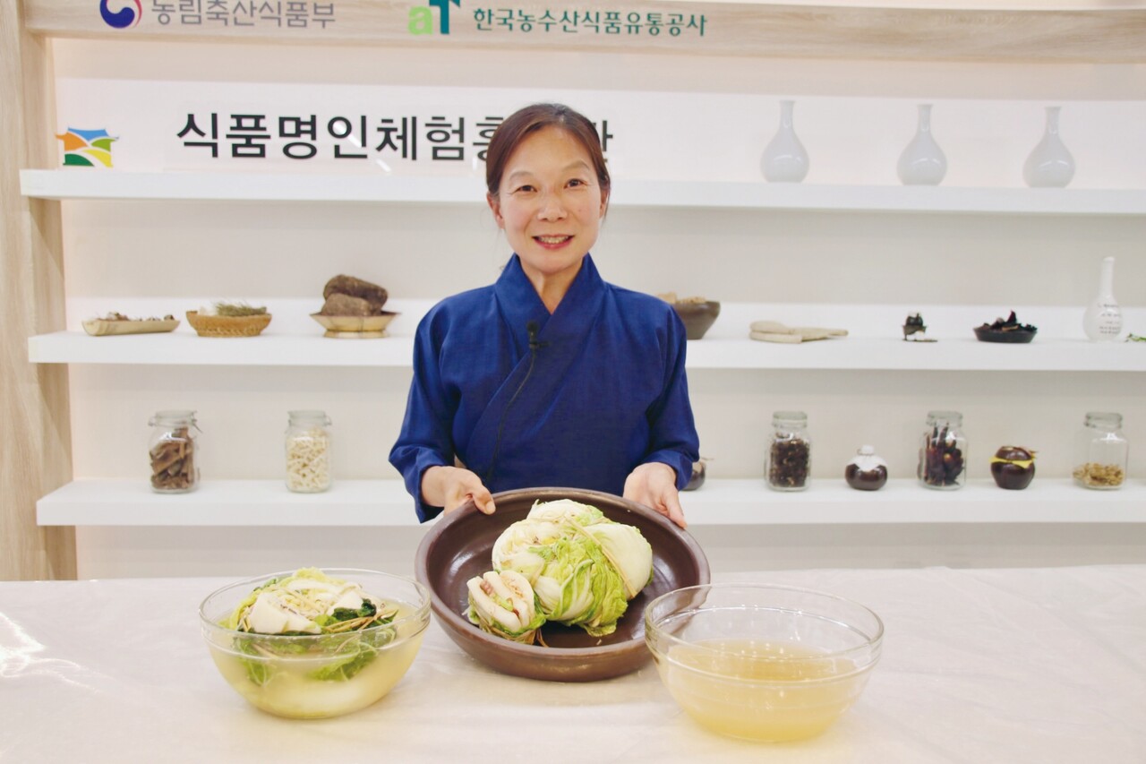 오숙자 식품명인의 딸인 윤다슬 전수자가 ‘반지 김치’를 시연하고 포즈를 취하고 있다. 반지 김치는 전남 나주의 대표적인 반가의 내림 음식이다.