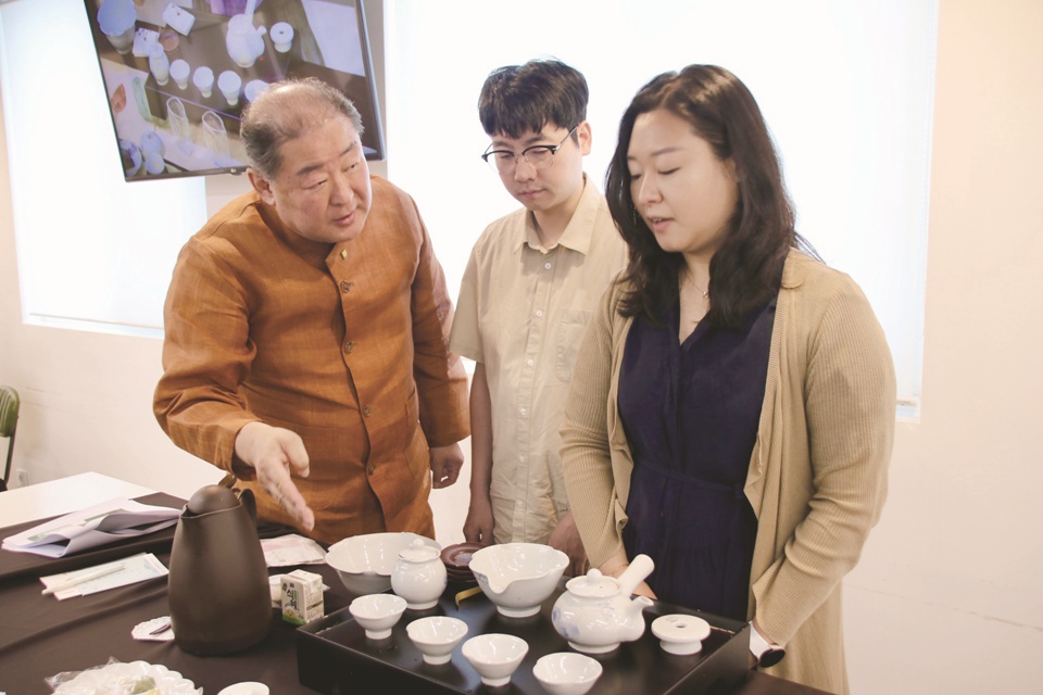홍순창 식품명인이 죽로차 시음 방법을 체험객에게 설명하고 있다. (사진=김승호 편집위원)