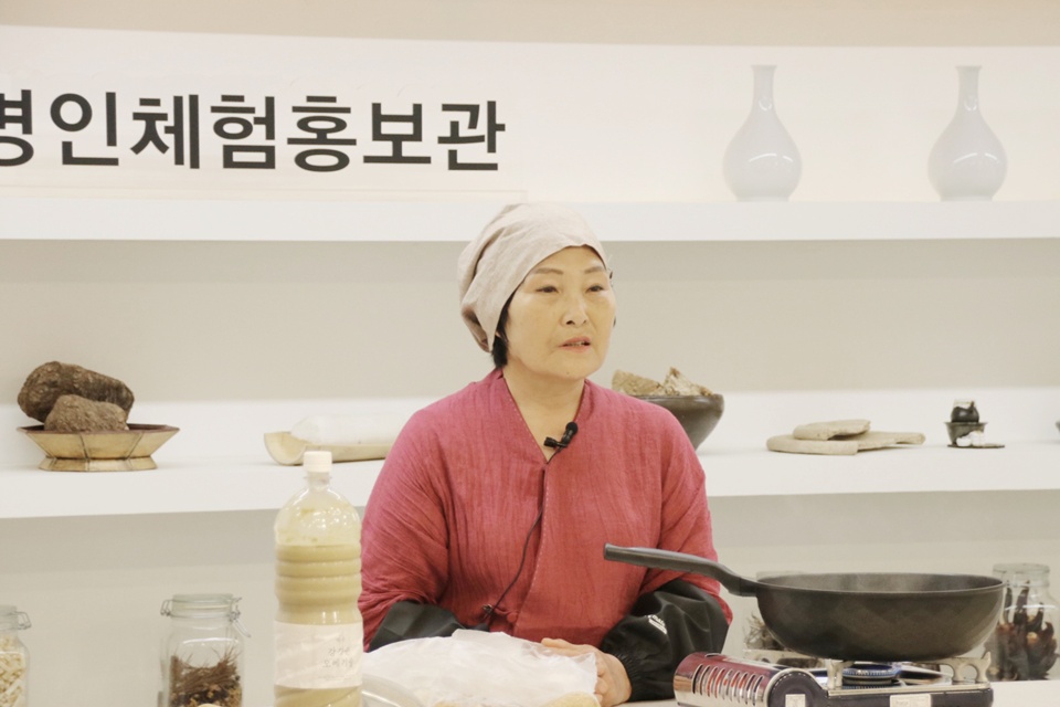 제주도의 무형유산인 오메기술을 강경순 식품명인이 체험객에게 설명하고 있다. (사진=김승호 편집위원)