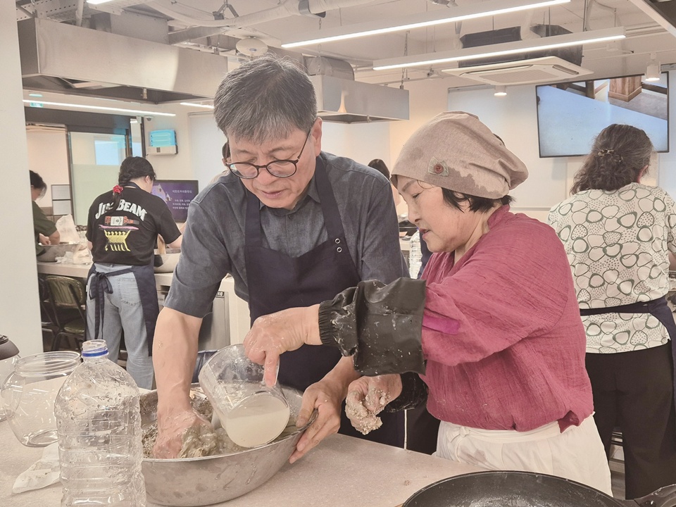 강경순 명인이 오메기술 제조 과정을 필자에게 설명하고 있는 모습이다. 차조가루를 오메기떡으로 만든 뒤 호화시키는 과정이다. (사진=김승호 편집위원)